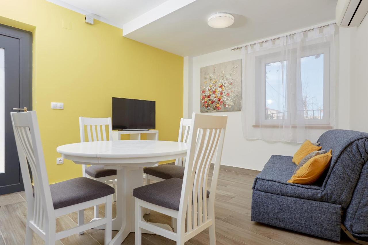 Apartments Nika Turanj Exterior photo