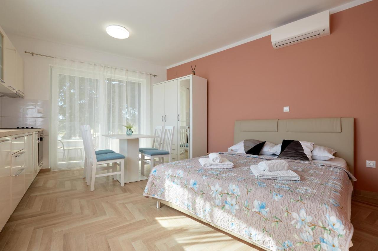 Apartments Nika Turanj Exterior photo